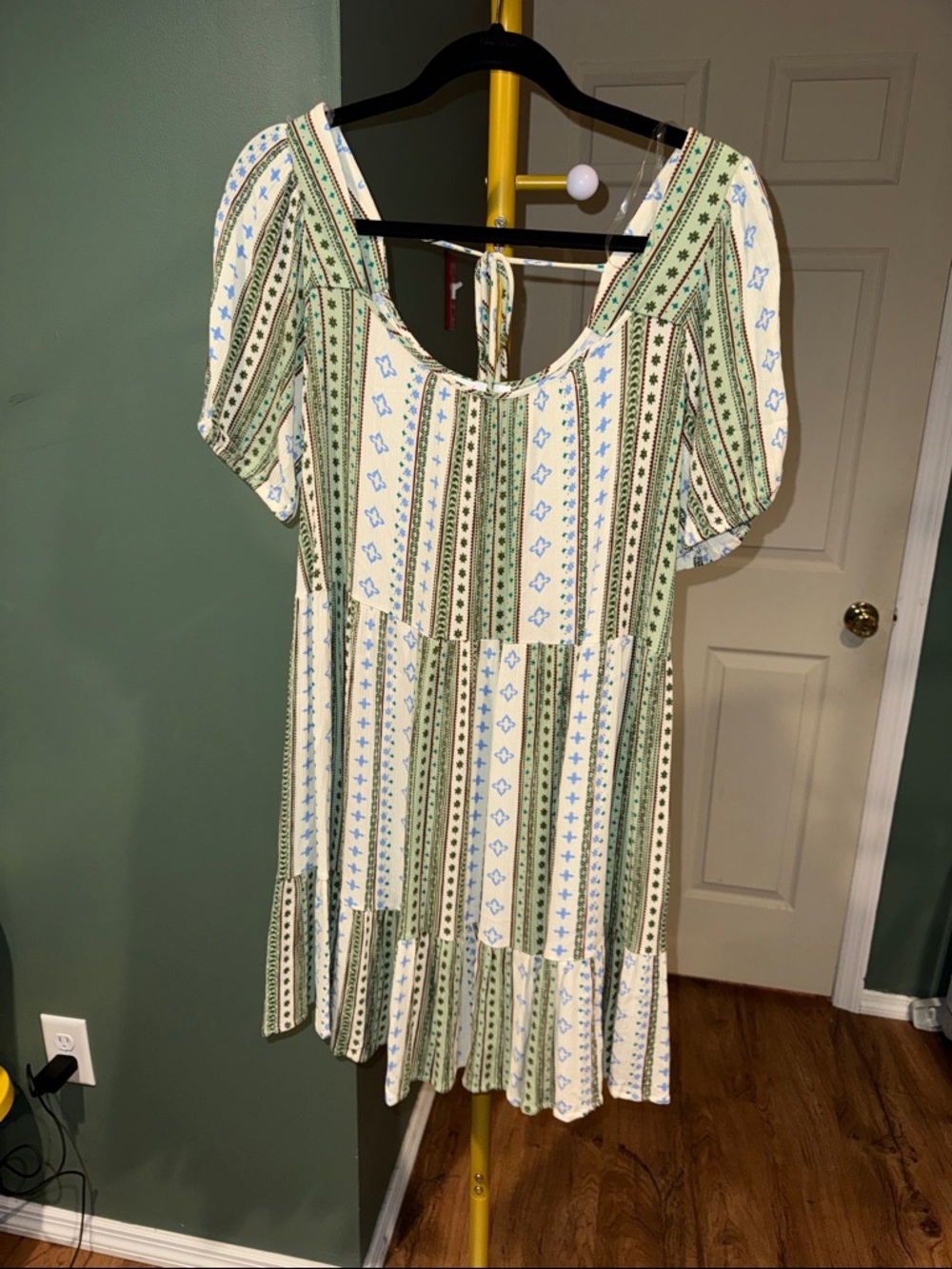 Boutique Ces Femme Women’s Cream and Green Printed Short Sleeve Dress Sz M